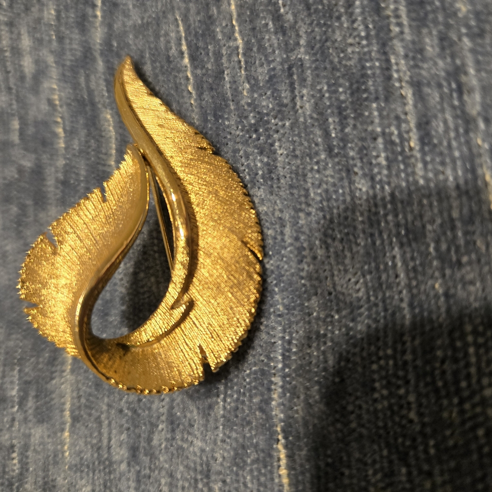 Elegant Gold Leaf Brooch